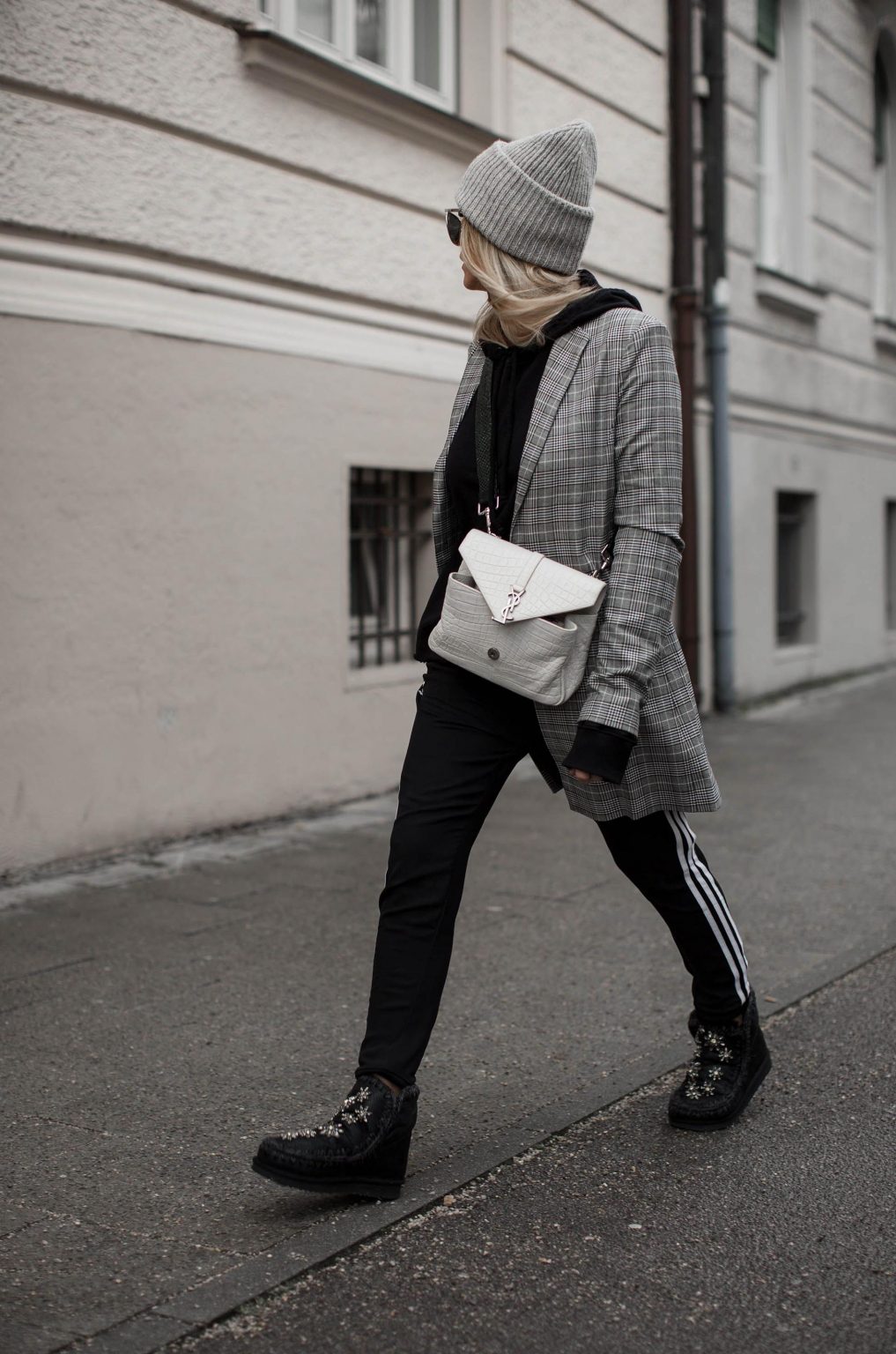 joggers and boots outfit