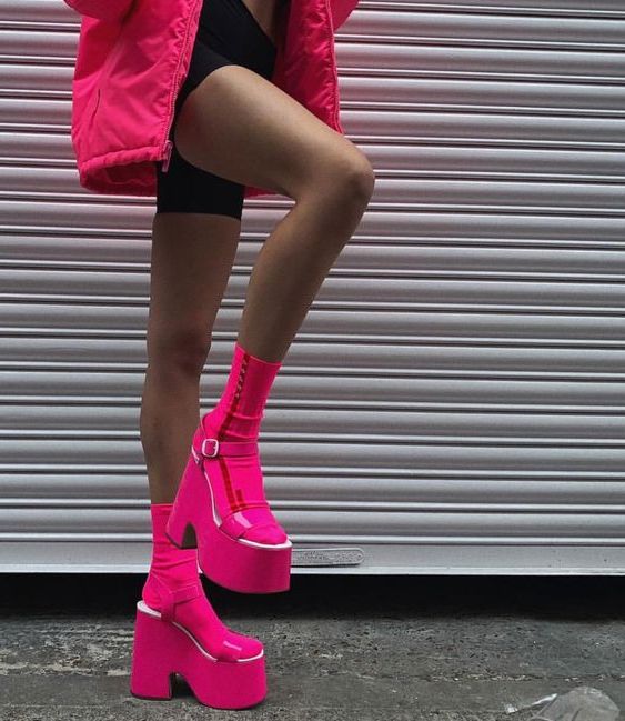 Fluorescent Shoes For Women: Yet Another Fashion Trend 2023