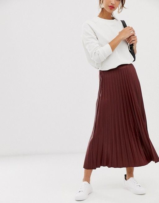 Midi Pleated Skirt And Sneakers 2023 | ShoesOutfitIdeas.com