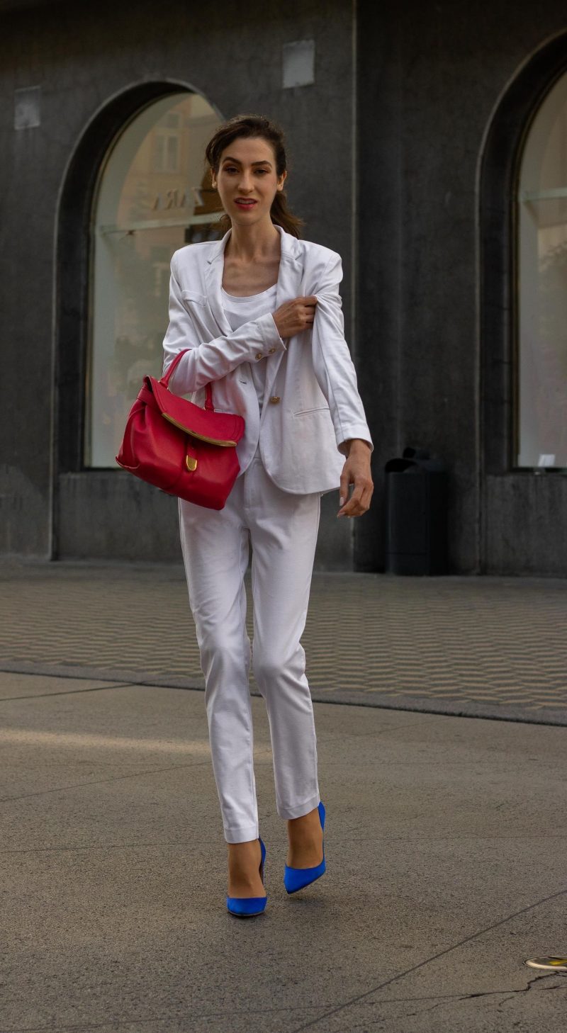 What Shoes To Wear With White Pantsuits 2022