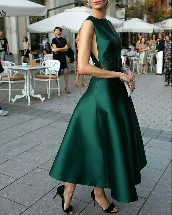 What Color Shoes To Wear With An Emerald Green Dress 2023