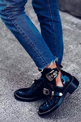 Flat Ankle Boots With Buckles: An Easy Guide For Wearing Them 2023