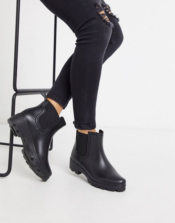 Can I Wear Wellington Boots With Black Pants 2023