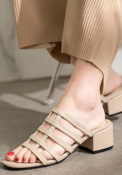 How To Wear Low Heeled Sandals 2022