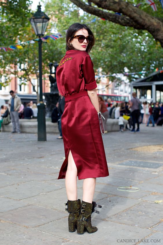 What Color Shoes Go With Maroon Dress 2023