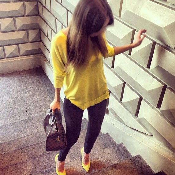 How To Wear Yellow Pumps 2023