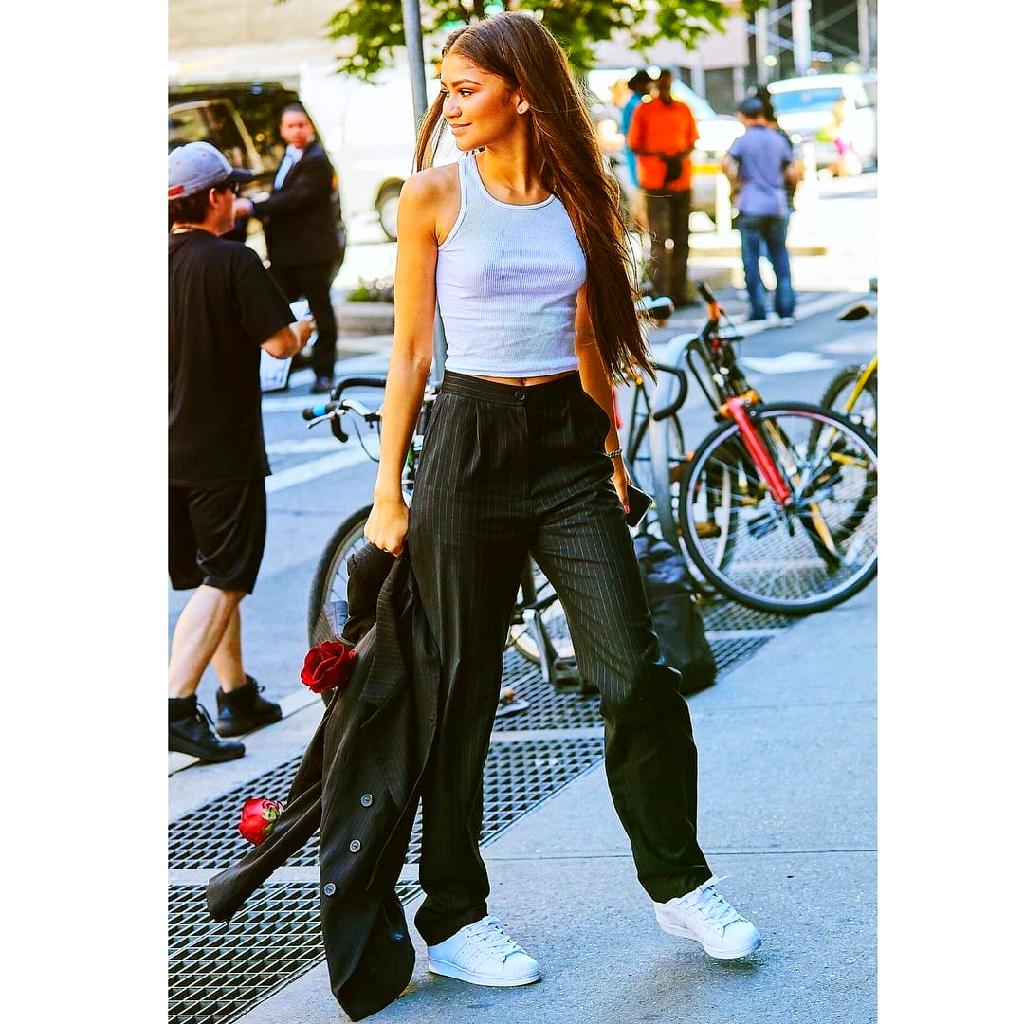 Best Women’s Outfits to Wear With White Sneakers 2023