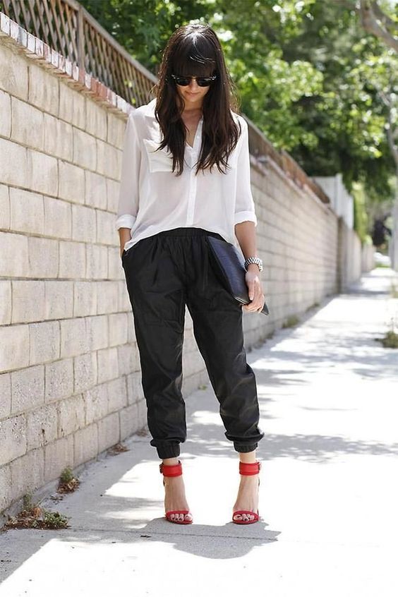 What Shoes to Wear with Sweatpants: An Easy Guide For Women 2023