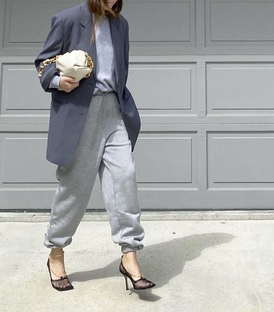 What Shoes to Wear with Sweatpants: An Easy Guide For Women 2023