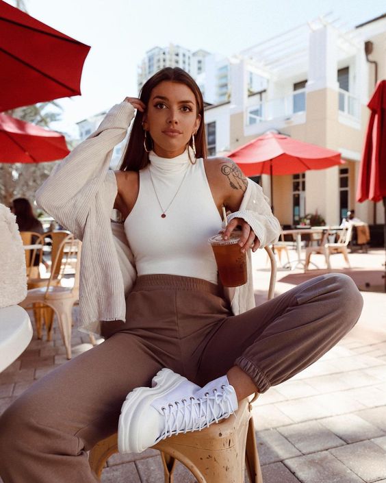 What Shoes to Wear with Sweatpants: An Easy Guide For Women 2023