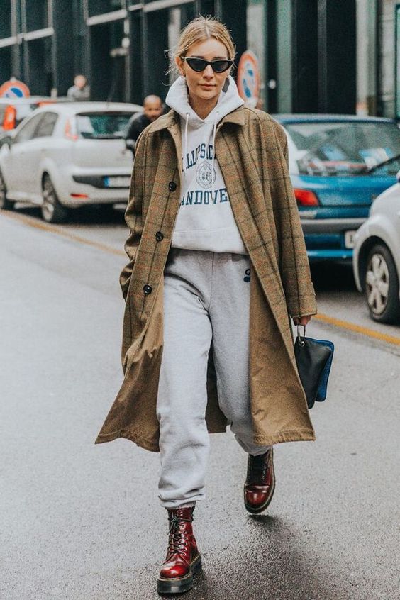What Shoes to Wear with Sweatpants: An Easy Guide For Women 2023